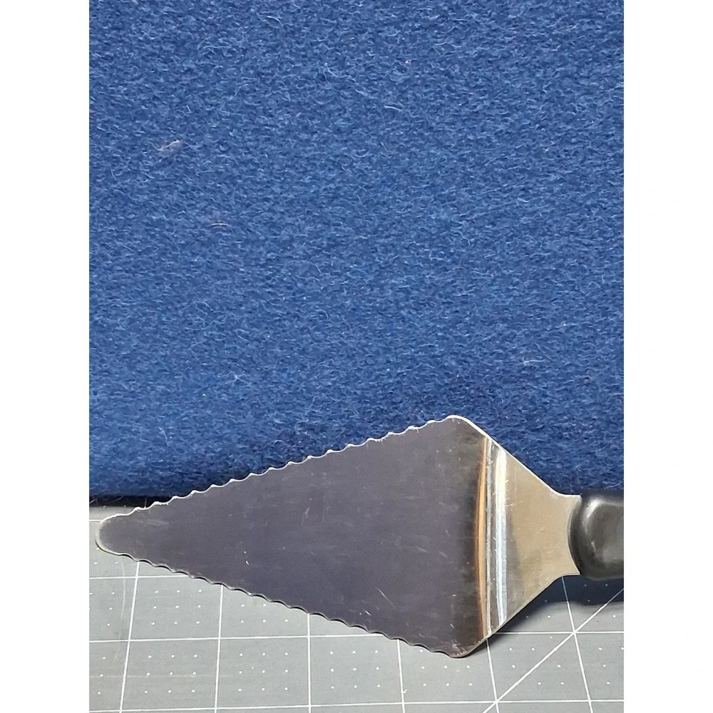 Pampered Chef Pie Cake Server Silver Black Serrated Edge with Blade Cover